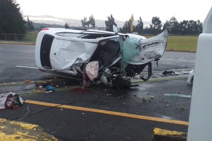 En el auto viajaban cinco personas, cuatro de ellos policías y una murió.