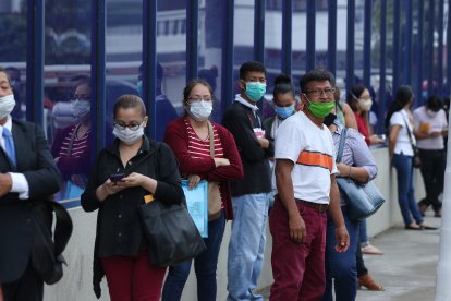 Las columnas para ingresar las quejas en CNEL son largas. Usuarios con sus planillas en mano acuden a diario a la institución.