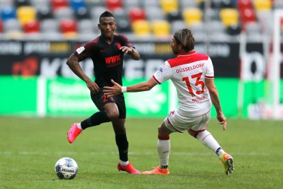 Carlos Gruezo fue titular en el empate (1-1) del Augsburgo contra el Düsseldorf, paridad que le permitió mantener la categoría.