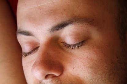 Ponerte  la camisa de tu pareja puede hacerte sentir su fragancia, humor produciéndote calidez y seguridad.