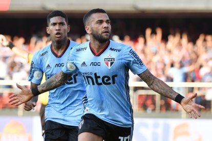 Dani Alves regresó el año anterior a su país, luego de jugar 15 años en Europa, para reforzar al Sao Paulo.