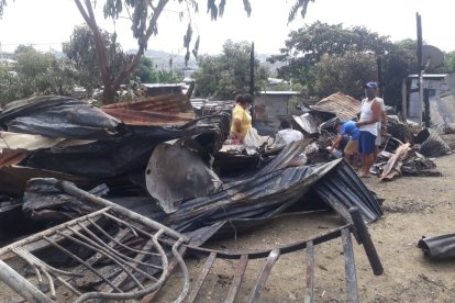 Perjudicados buscan entre los escombros alguna pertenencias que puedan rescatar.