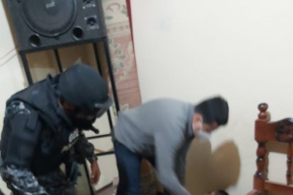 Al sospechoso lo sacaron de un dormitorio.