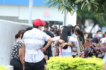 Familiares de las víctimas llegaron al Laboratorio de Criminalística a retirar los cuerpos.