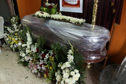 A Carlos lo velaron ayer en su casa, en el suburbio de Guayaquil, lugar donde también fue asesinado. Sus parientes están nerviosos por lo sucedido.