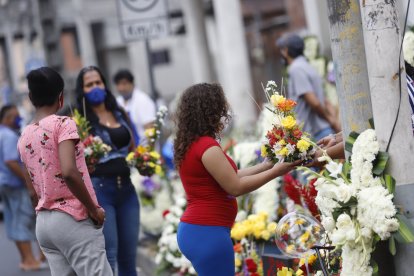 Los comerciantes ofrecían sus productos de lado y lado de la calle porteña.