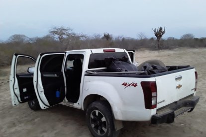 El vehículo que la policía halló en la pista clandestina.