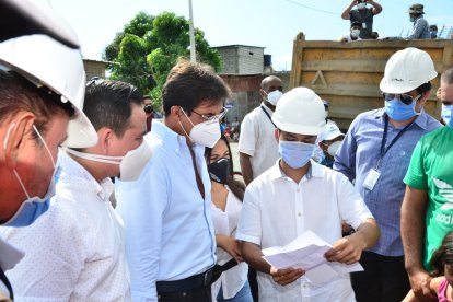 El prefecto junto a autoridades de dos cantones, durante su último recorrido de obras, efectuado el viernes 19 de junio.
