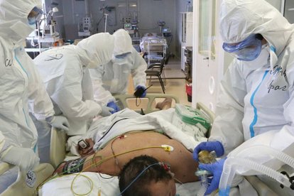 El hombre fue ingresado al hospital por presentar problemas respiratorios.