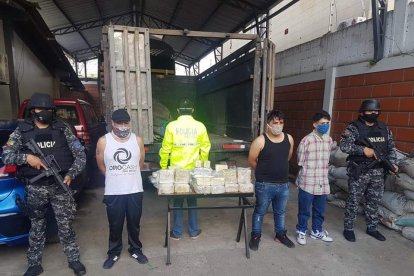 La droga iba oculta en el doble fondo de los dos vehículos.