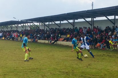 El fútbol barrial de Galápagos se lo juega tanto en varones como en mujeres.