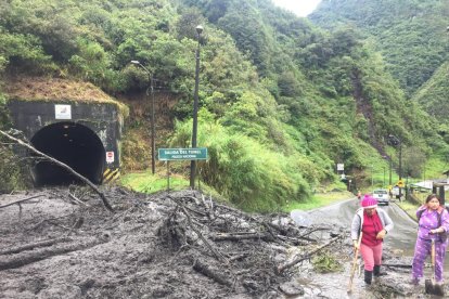 Los habitantes en Río Blanco ayudaban a la limpieza del material que descendió hoy..