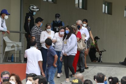 La madre de Carlos Luis Morales llegó a la clínica y gritó a los periodistas que allí se encontraban.