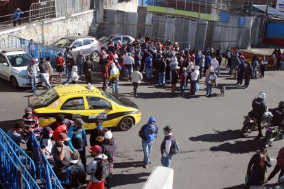 1. Decenas de mercaderes estaban inconformes con la medida que tomó el Municipio. Ellos quieren volver a trabajar.