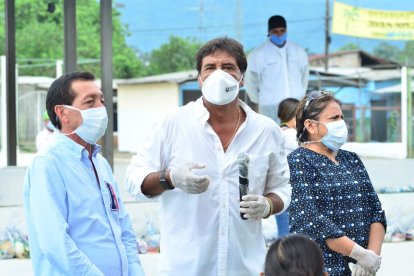 El alcalde de El Triunfo, David Martillo (izq.), junto a Morales en un acto reciente.