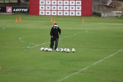 Los balones bien limpios antes de empezar el entrenamiento en Tumbaco.
