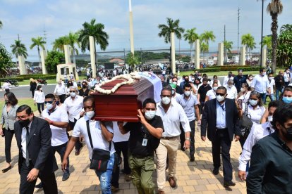 El ataúd fue cargado en los hombros de los simpatizantes.