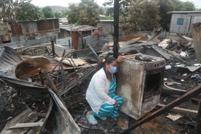 Elizabeth Banchón, arrimada a su cocina, que quedó chamuscada. Su casa desapareció del mapa.