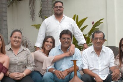 Micaela abrazada a su padre durante una reunión familiar, en la que también están sus hermanos.
