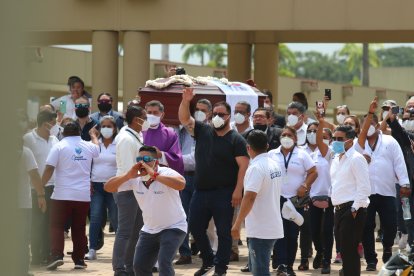 Familiares y amigos cargaron el féretro hasta el portón del cementerio para que quienes estaban afuera se pudieran despedir.