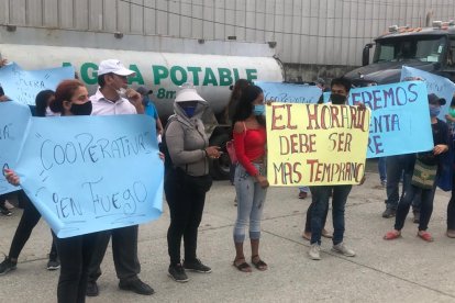 Los ciudadanos reclamaban el horario de distribución del agua.