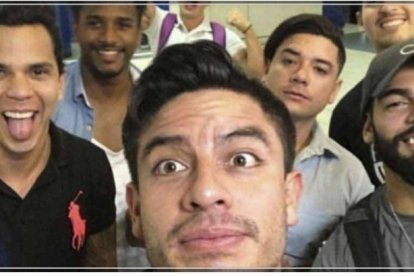 Un selfie que Salcedo se tomó recientemente con algunos chicos de la farándula guayaquileña.