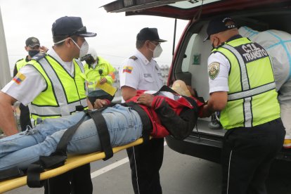 Dos jóvenes resultaron heridos en un accidente de tránsito en la parroquia satélite La Puntilla, del cantón Samborondón.

FECHA : 24/06/2020 

Agencia (ag-extra)