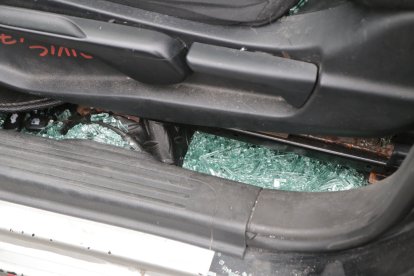 Los vidrios trizados quedaron a un costado de los asientos del vehículo.