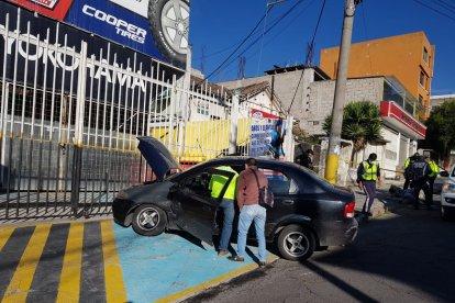 Los sospechosos chocaron contra una puerta y luego intentaron huir a pie.