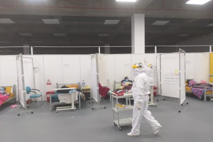 Los pacientes con síntomas leves son llevados al Centro de Atención Temporal de parque Bicentenario.