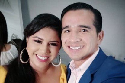 La pareja de reporteros se conoció en RTS, donde laboran.