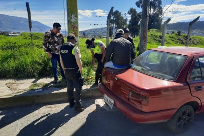 Agentes de la Policía Nacional retiraron a los bebedores en un automóvil en Quitumbe, 
el 6 de junio.