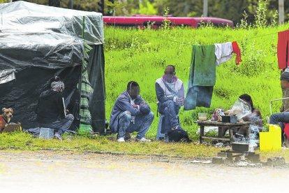 Vicente y sus amigos preparan arroz y avena en una fogata. Allí se levantaron nueve carpas con lonas y plásticos viejos.