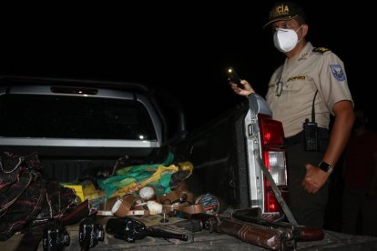 Un agente muestra parte de lo que se incautó durante la redada policial.