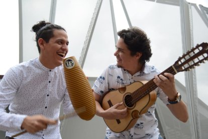 Raúl Chávez y Andrés Cuartas del grupo Raúl y su Combito le ponen ritmo a la cuarentena.