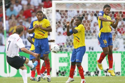 David Beckham (i) fue autor del único gol, con el que Inglaterra eliminó a Ecuador, de los octavos de final del Mundial de Alemania 2006.


  ALEMANIA 2006 - INGLATERRA VS ECUADOR