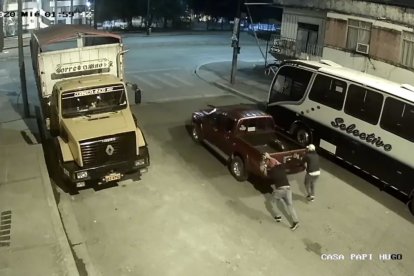 Los antisociales empujaron el carro unos 20 metros hasta llegar a la avenida Universitaria del cantón Babahoyo.