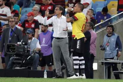 El entrenador de Barcelona, el argentino Fabián Daniel Bustos (i), da instrucciones en un partido del grupo A de la Copa Libertadores entre Flamengo y Barcelona SC, en el estadio Maracaná en Río de Janeiro (Brasil).