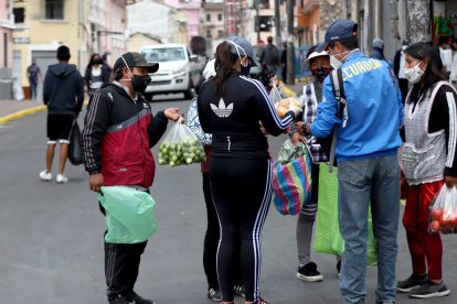 La mayoría de las aglomeraciones que se generan en la capital son a causa de las ventas ambulantes.