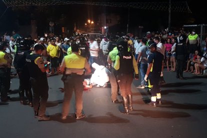 Agentes policiales llegaron al lugar de los hechos para el levantamiento del cadáver.