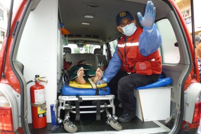 El sargento y su esposa fueron llevados al hospital Luis Vernaza, de Guayaquil, donde serían atendidos de urgencia.