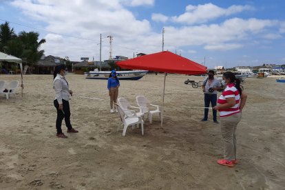 En Ayangue se muestra a los operadores cómo se deben ubicar los turistas para respetar el distanciamiento social.