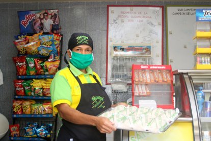 FOTOGRAFIAS DE LAS INSTALACIONES DE LIGA Y DE LOS TRADICIONALES SANCUCHES DE LIGA