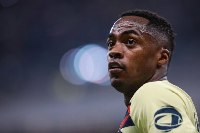 Renato Ibarra seguirá en el América y pidió perdón a su esposa.