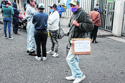 Todos los días, el colombiano llega al hospital Pablo Arturo Suárez para vender sus empanadas con café.