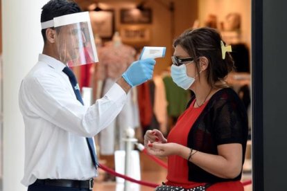 Las medidas de seguridad rigen en los locales comerciales del país.