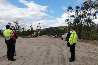 Maquinaria municipal se encuentra realizando los trabajos en Otavalo.