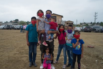 Muy unidos a su padre son los hermanos Cabeza Mejía, quienes en estos 15 días se han apegado más a su progenitor.
