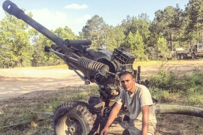 El joven ecuatoriano preparaba el cañón para atacar a los líderes terroristas.