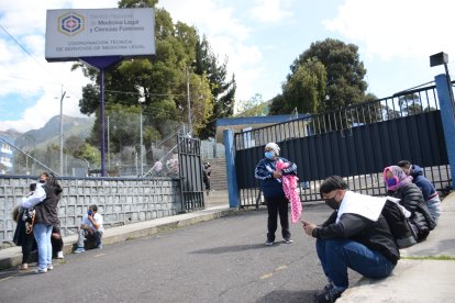 El cuerpo fue trasladado a la morgue de Quito donde le realizarían la autopsia.